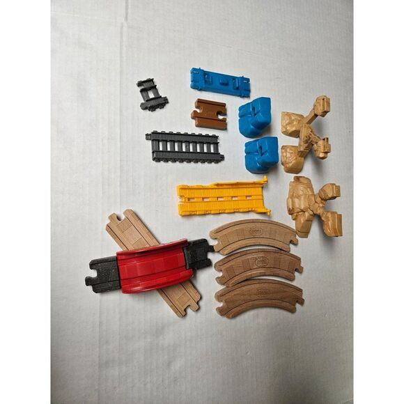 Thomas &‎ Friends Wooden Plastic Train Parts - Picture 1 of 4